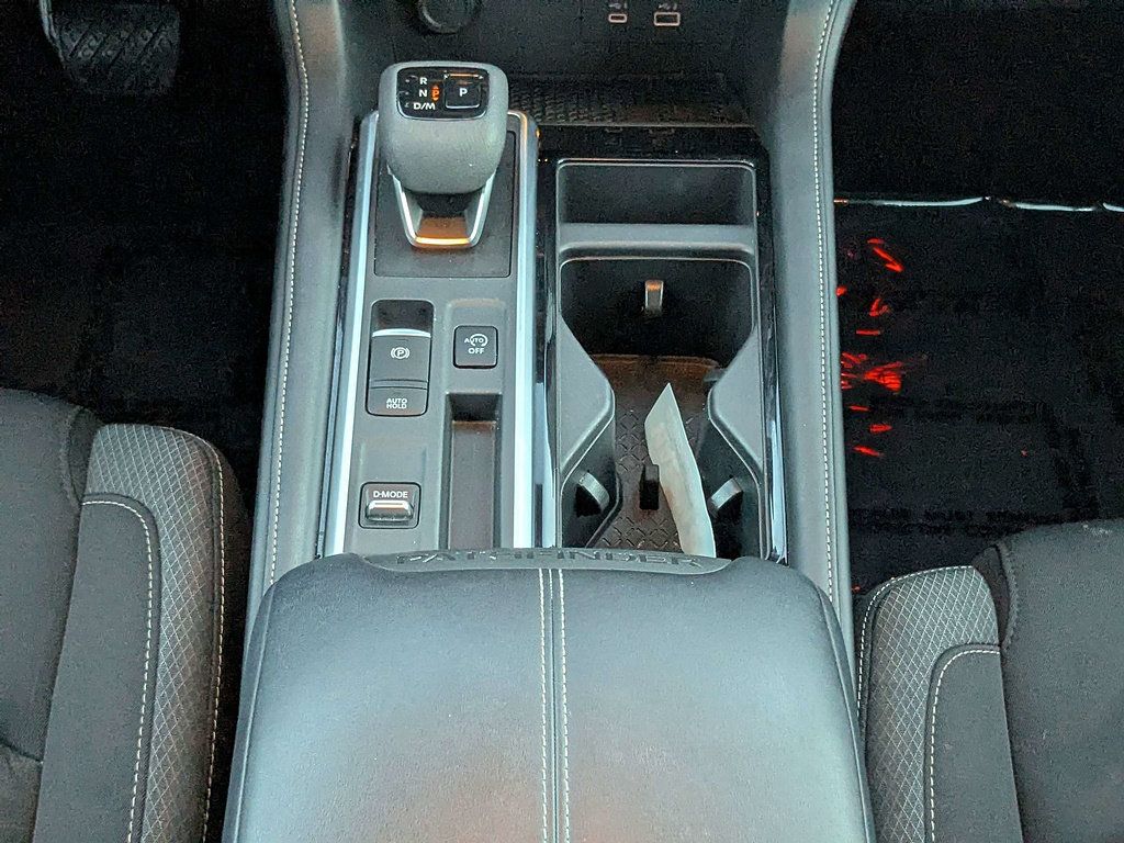 Used 2025 Nissan Pathfinder SV FWD image 21