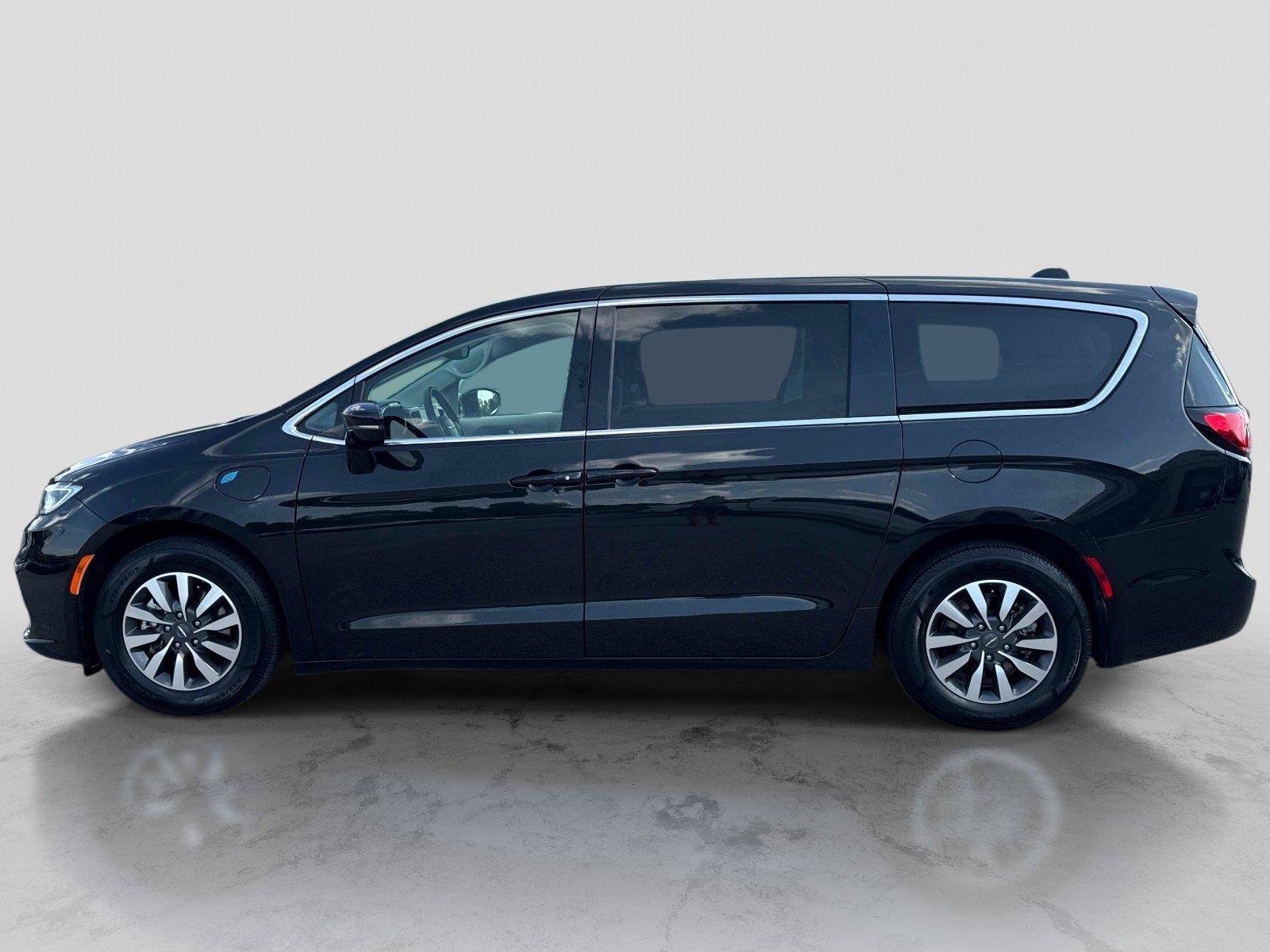 Certified 2024 Chrysler Pacifica Limited FWD image 8