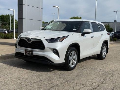 Used 2022 Toyota Highlander LE AWD/4WD image 7