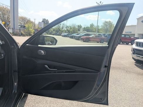 Used 2025 Hyundai Elantra SEL image 32