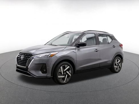 Used 2026 Nissan Kicks SV w/ Cold Weather Package FWD image 3