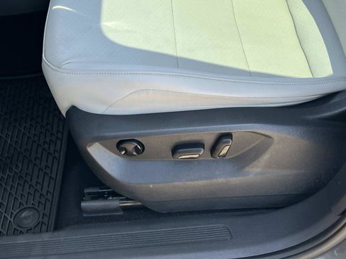 Used 2019 Volkswagen Tiguan SE w/ Panoramic Sunroof Package FWD image 17