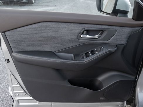 Used 2023 Nissan Rogue SV image 14