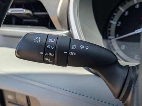 Used 2020 Toyota Highlander XLE FWD image 21