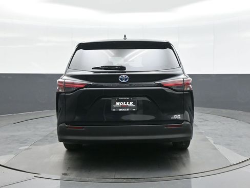 Certified 2022 Toyota Sienna XLE image 8