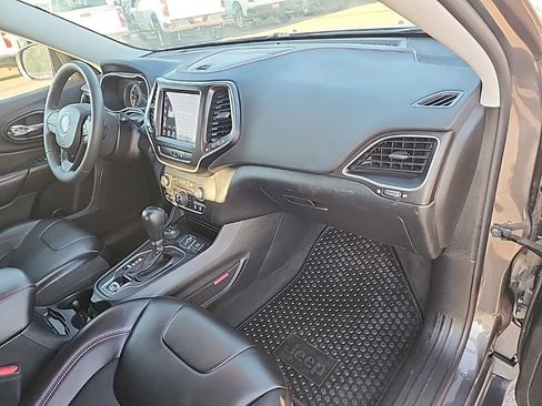 Used 2022 Jeep Cherokee Trailhawk w/ Comfort/Convenience Group AWD/4WD image 46