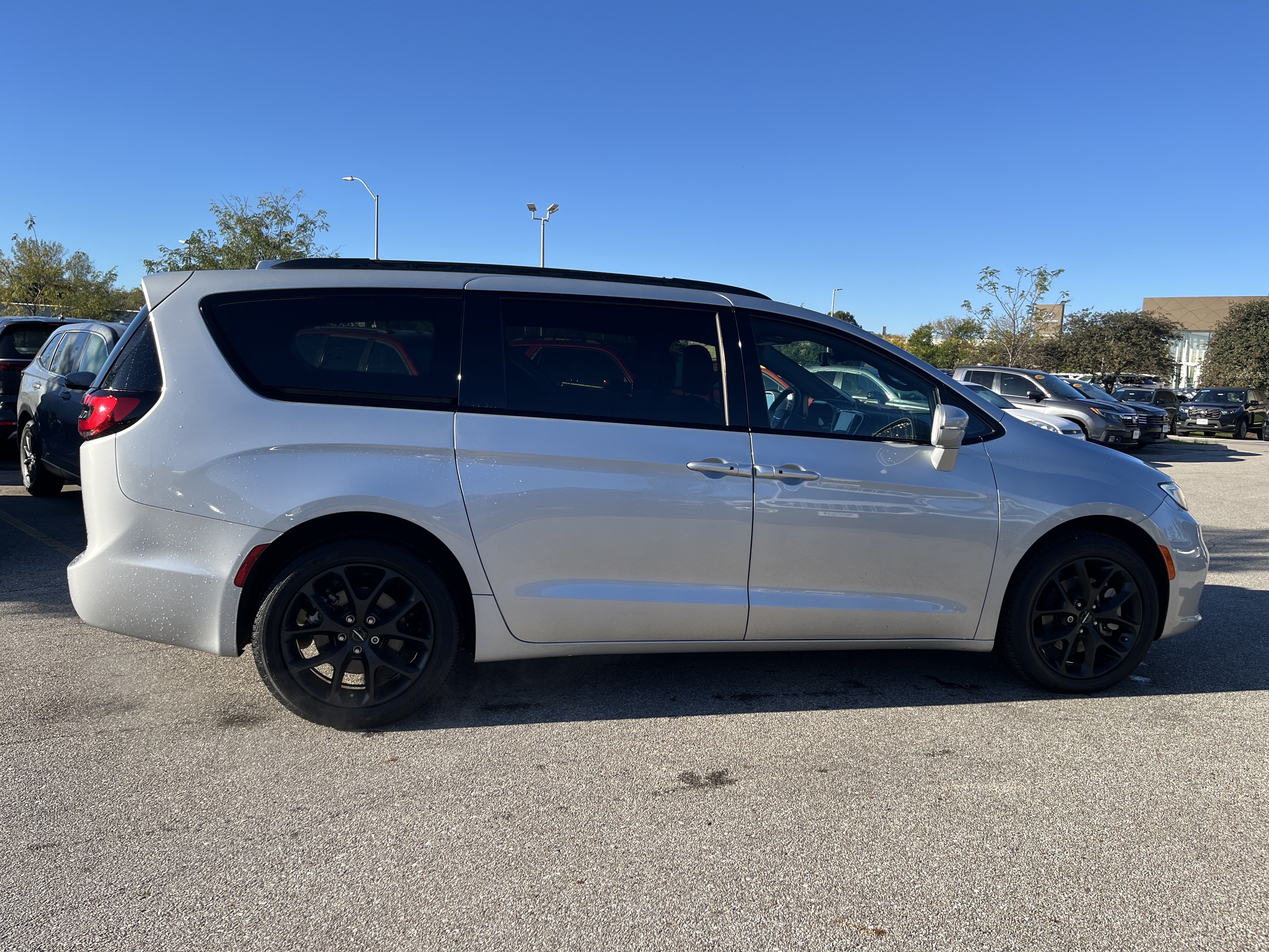 Used 2022 Chrysler Pacifica Touring-L w/ S Appearance Package AWD/4WD image 4