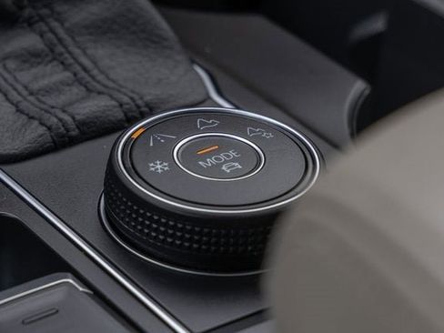 Used 2018 Volkswagen Atlas SE image 24