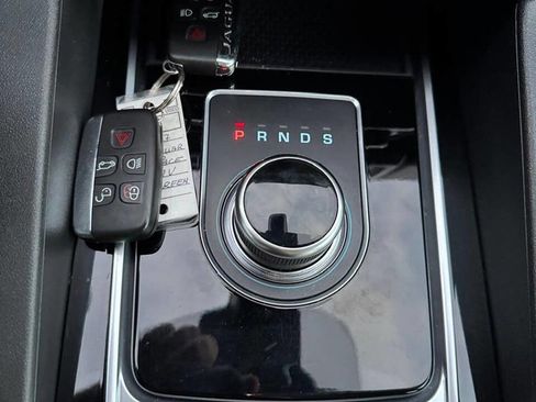 Used 2017 Jaguar F-PACE Premium image 29