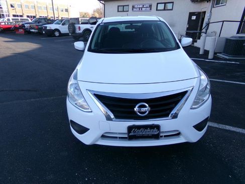 Used 2019 Nissan Versa SV image 5