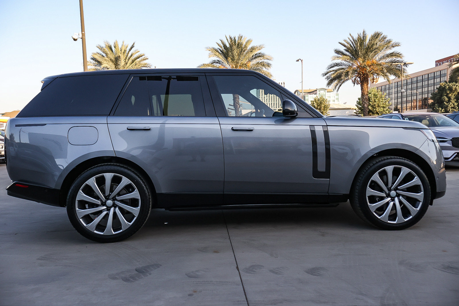 Certified 2025 Land Rover Range Rover SE AWD/4WD image 4