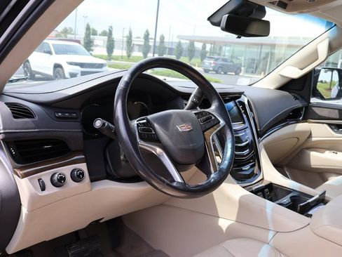 Used 2020 Cadillac Escalade ESV Luxury AWD/4WD image 18