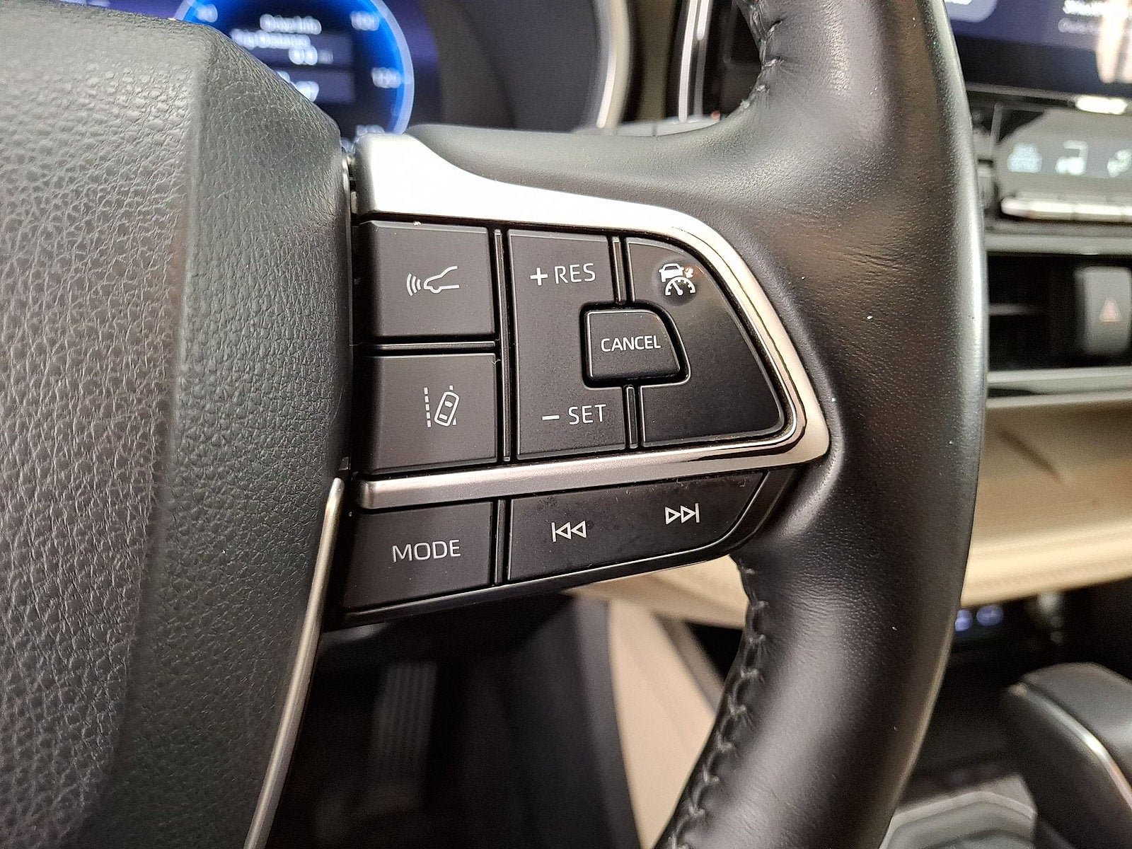 Used 2023 Toyota Highlander Limited AWD/4WD image 10