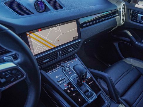 Used 2021 Porsche Cayenne image 16