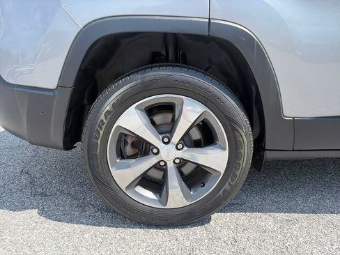 Used 2019 Jeep Cherokee Limited w/ Trailer Tow Group AWD/4WD image 44