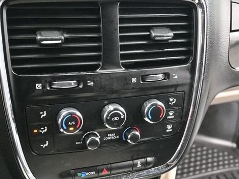 Used 2018 Dodge Grand Caravan SXT FWD image 18