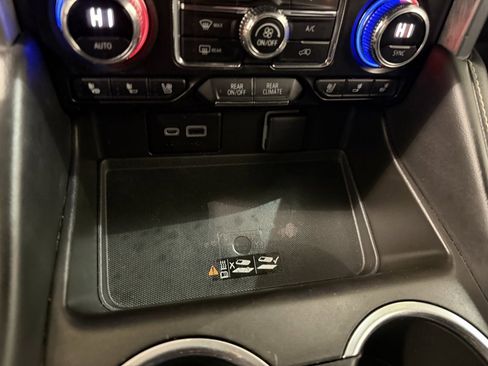 Used 2022 GMC Yukon SLT w/ SLT Luxury Package image 16