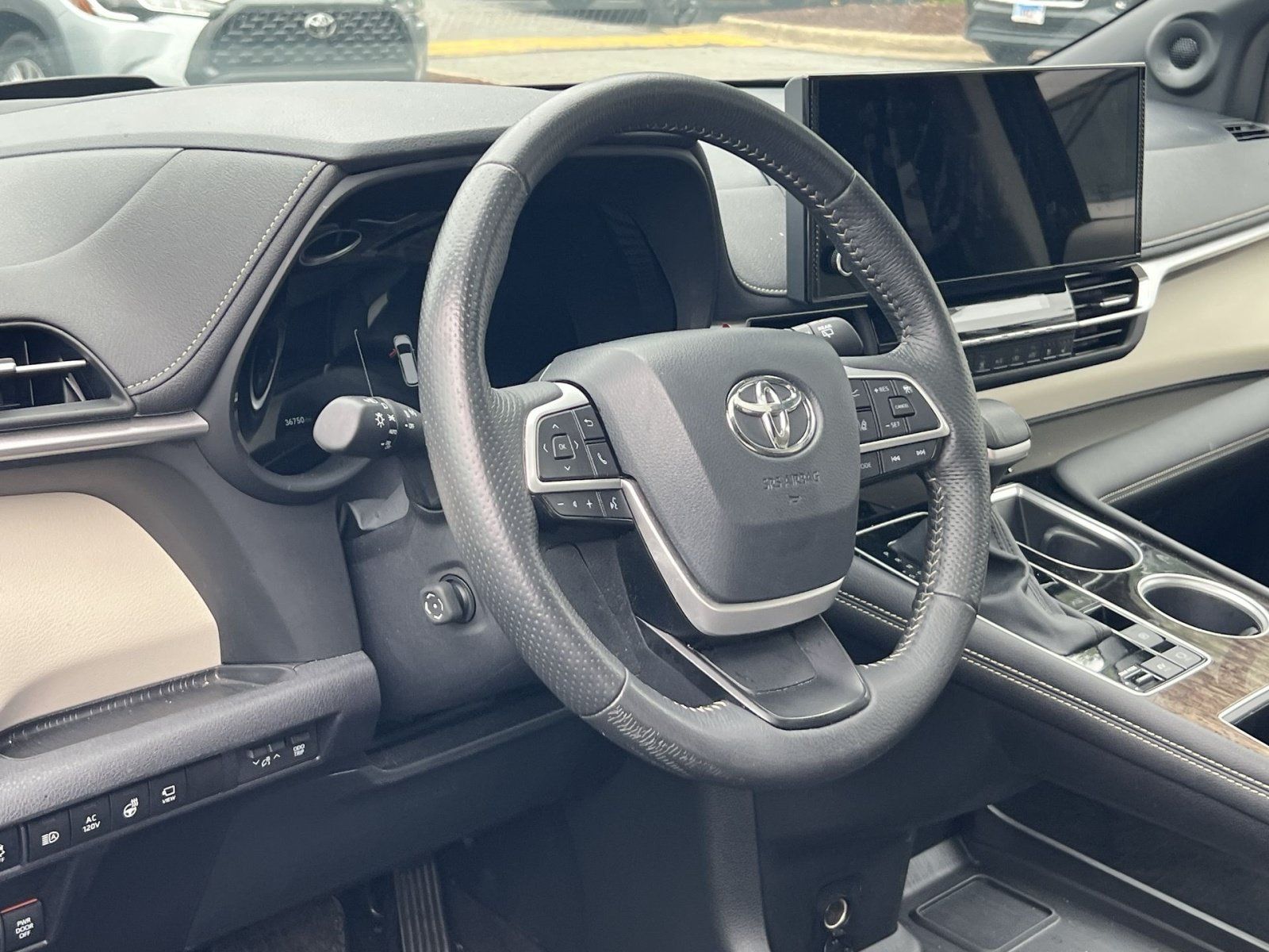 Used 2025 Toyota Sienna Platinum AWD/4WD image 14