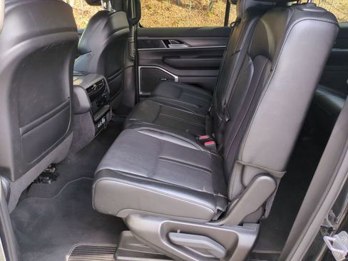 Used 2024 Jeep Wagoneer L Series II w/ Flexible Seating Group image 15