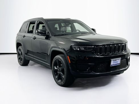 Used 2023 Jeep Grand Cherokee Altitude AWD/4WD image 3