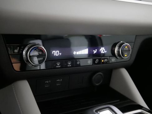 New 2025 Mitsubishi Outlander SE image 7