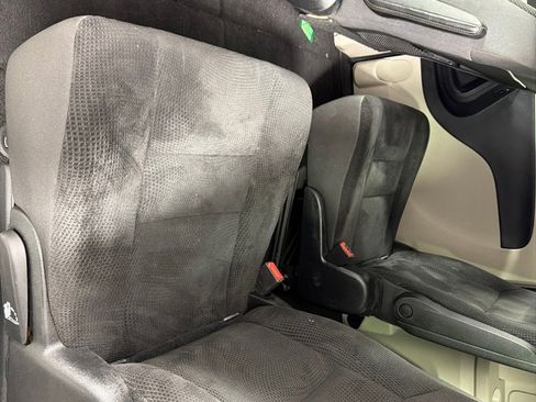 Used 2019 Dodge Grand Caravan SE w/ UConnect Hands-Free Group image 18