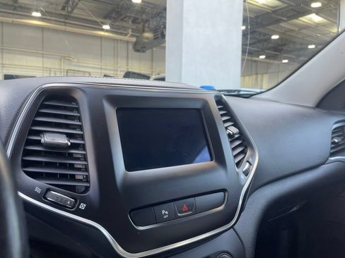 Used 2019 Jeep Cherokee Latitude Plus w/ Cold Weather Group AWD/4WD image 15