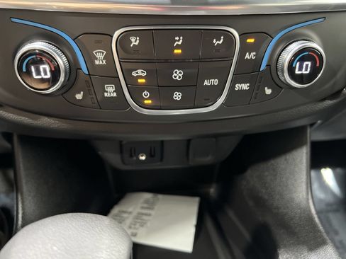Used 2023 Chevrolet Traverse LT FWD image 18
