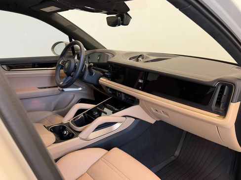 Used 2025 Porsche Cayenne Turbo AWD/4WD image 20