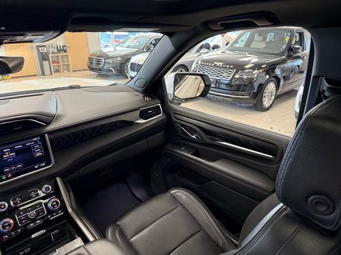 Used 2021 GMC Yukon Denali w/ Denali Premium Package image 14