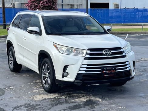 Used 2017 Toyota Highlander XLE FWD image 3