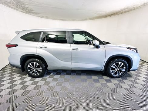Used 2024 Toyota Highlander XLE image 2
