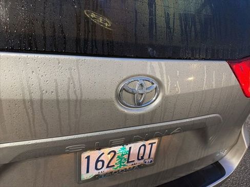 Used 2017 Toyota Sienna XLE image 9