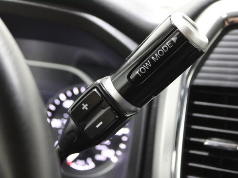 Used 2021 Nissan Titan SV image 20