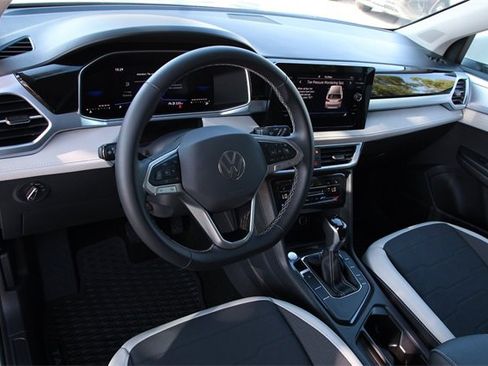 Certified 2025 Volkswagen Taos SE image 8