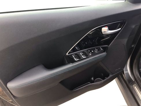 Used 2022 Kia Niro EX Premium w/ Cold Weather Package image 18