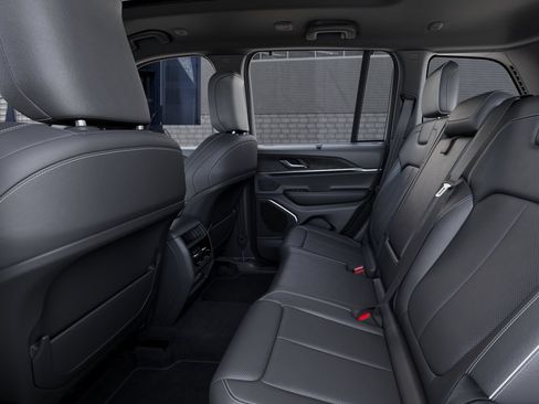 New 2025 Jeep Grand Cherokee Limited w/ Luxury Tech Group II AWD/4WD image 24