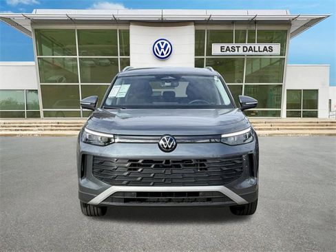 Certified 2025 Volkswagen Tiguan SE image 5