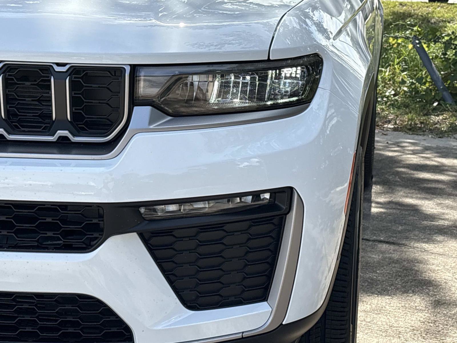 New 2027 Jeep Grand Cherokee Limited RWD image 9
