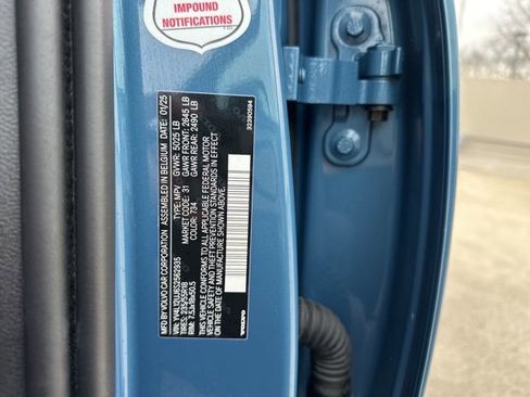 Certified 2025 Volvo XC40 B5 Core image 32