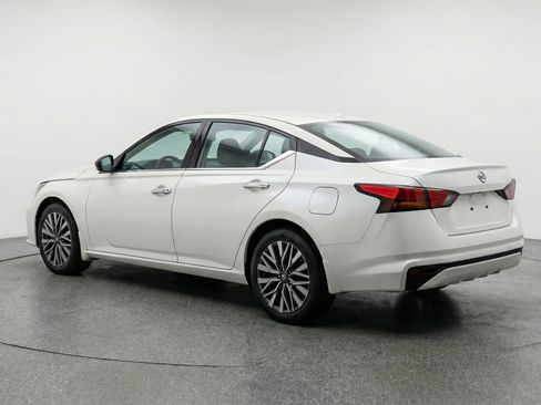 Used 2025 Nissan Altima 2.5 SV image 6