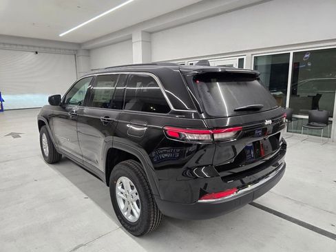 New 2025 Jeep Grand Cherokee Laredo w/ Luxury Tech Group I RWD image 4