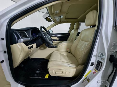 Used 2014 Toyota Highlander XLE image 13