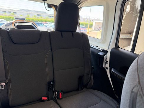 Used 2025 Jeep Wrangler Sahara image 36