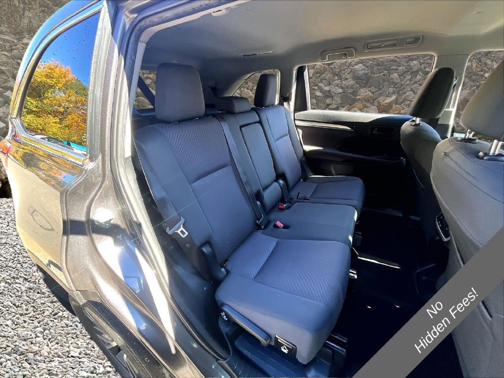 Used 2019 Toyota Highlander LE AWD/4WD image 19