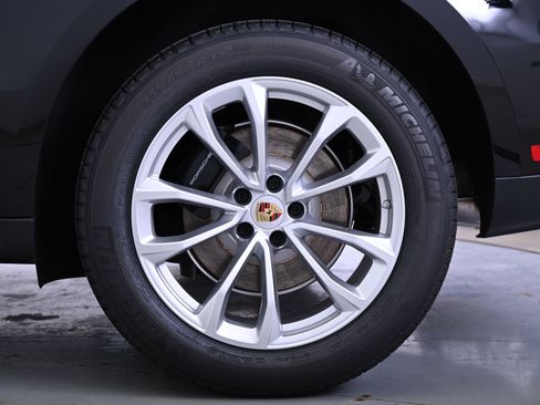 Used 2025 Porsche Macan image 16