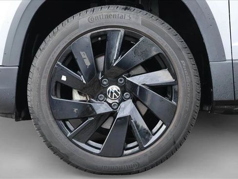 Used 2023 Volkswagen Taos SE w/ Panoramic Sunroof Package AWD/4WD image 9