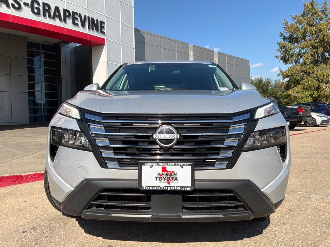 Used 2025 Nissan Rogue SV FWD image 3