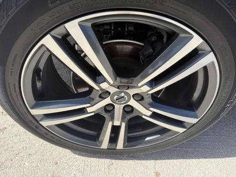 Used 2019 Volvo XC60 T5 Momentum w/ Premium Package FWD image 12