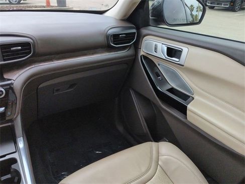 Certified 2021 Ford Explorer Platinum w/ Equipment Group 601A image 17